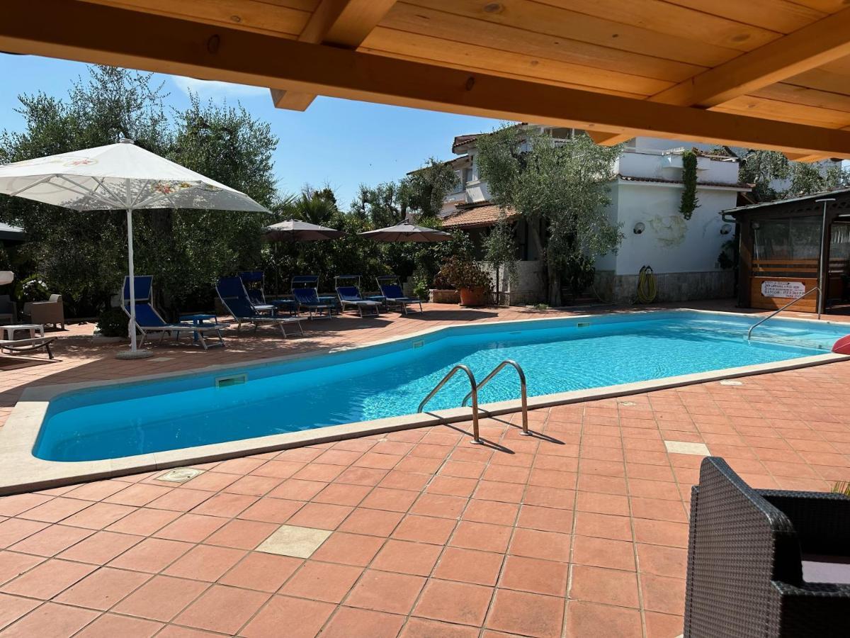 Villa Monica Appartamenti Vieste Bagian luar foto